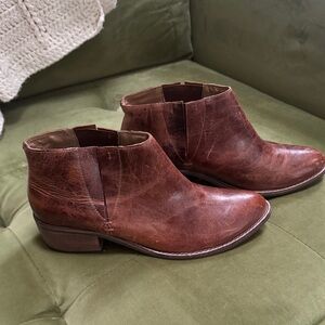 Matisse Distressed Brown Ankle Booties SZ 9